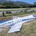 Avião a jato sai da pista e bate em barranco ao pousar em aeroporto imagem
