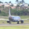 Avião estoura pneu em decolagem no Aeroporto de Salvador; veja vídeo imagem