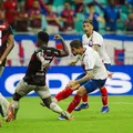 Bahia x Athletico: veja a revisão do VAR em pênalti polêmico anulado imagem