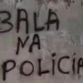 “Bala na Polícia”: jovens são detidos por pichar muros com siglas de facção na Bahia imagem