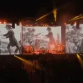 Banda faz protesto durante show contra guerra de Irã e Estados Unidos imagem