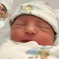 Bebê com "barbatana da sorte" viraliza nas redes sociais imagem