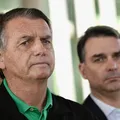 Bolsonaro ignora 'fator Vorcaro' e mantém candidatura de Flávio a presidente imagem