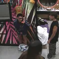 Brother abandona banheiro às pressas e atende Big Fone sem peça íntima imagem