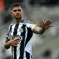 Bruno Guimarães tranquiliza torcida após deixar jogo com dores imagem