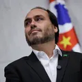 "Bumbum guloso": saiba quem foi o alvo de ofensas de Carlos Bolsonaro imagem