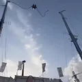 Cabo de brinquedo rompe e deixa crianças feridas em parque; veja vídeo imagem