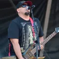 Cantor bolsonarista interrompe show e sai em defesa de Edson Gomes imagem