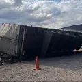 Carga de azeite para o Brasil tomba e é saqueado na Argentina imagem
