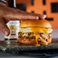 Casal combina receitas e cria hambúrguer de carbonara; faça em casa imagem