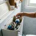 Colocar alumínio no vaso sanitário funciona? Veja uso e benefícios imagem
