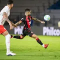 Com gol de goleiro, Vitória perde para Bragantino por 2 a 0 imagem
