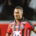 Com problema cardíaco, ex-Vitória toma decisão importante na carreira imagem