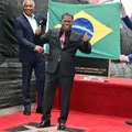 Conheça o primeiro brasileiro a receber estrela na Calçada da Fama imagem
