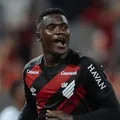 Craque do Athletico posta foto de gol contra o Bahia e agita bastidores imagem