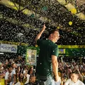 Dancinhas e pai na UTI: por que postura de Flávio Bolsonaro virou alvo de críticas imagem