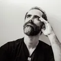 De jornalista a compositor: Dorea lança disco confessional e assume riscos no palco imagem