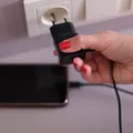 Deixar carregador na tomada pode ser mais perigoso do que parece imagem