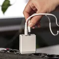 Deixar o carregador na tomada aumenta a conta de luz? Entenda riscos imagem