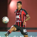 Destaque do Vitória, Renê leva cartão por "provocar" adversário; veja imagem