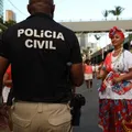 Duas pessoas são atingidas por seringas em circuito do Carnaval imagem
