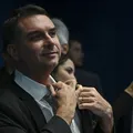 E Flávio Bolsonaro também tenta o ajuste, mais com potenciais aliados imagem