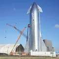 Elon Musk lança nave projetada para missões à Lua e a Marte; assista imagem