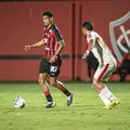 Em estreia como titular, Renê celebra primeiro gol pelo Vitória imagem