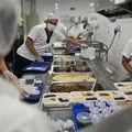 Entenda a rotina de um refeitório que produz 800 mil refeições mensais imagem