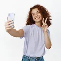 Entenda por que seu rosto parece diferente nas selfies do celular imagem