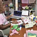 De laços a crochê: mães atípicas empreendem para sobreviver imagem
