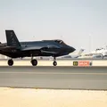 EUA lançam operação para resgatar pilotos após caça ser abatido pelo Irã imagem
