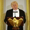 Ex-diretor do FBI é acusado de ameaçar vida de Trump por foto com conchas imagem