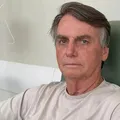 Ex-presidente Bolsonaro está 'inchado e irritado', diz Carlos Bolsonaro imagem