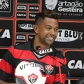 Ex-Vitória brilha como artilheiro da Copa do Nordeste no rival do Leão imagem