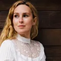 Filha de atores de Hollywood revela ter 4 empregos para se sustentar imagem