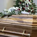 Filha é baleada durante velório da mãe e disparo atinge caixão imagem