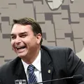 Flávio Bolsonaro celebra rebaixamento de escola que homenageou Lula imagem