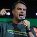 Flávio Bolsonaro diz que “está com Deus” e Lula “com o diabo” imagem