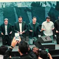 Flávio Bolsonaro mira evangélicos e vai a culto de Silas Malafaia imagem