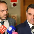 Flávio Bolsonaro provoca Lula após desistência do petista; entenda imagem