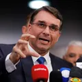 Flávio Bolsonaro reage à briga de Eduardo e Nikolas: “Angustiante” imagem
