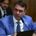 Flávio Bolsonaro revela contato com Moraes para pedir domicilar ao pai imagem