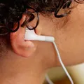 Fones de ouvido de contêm químicos ligados ao câncer, aponta estudo imagem