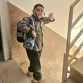 Foto de menino acenando antes de morrer no Irã comove internet imagem