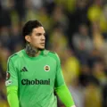 Goleiro da Seleção Brasileira é expulso e da soco na cabine do VAR imagem