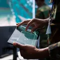 Governo dos EUA fecha parceria com empresas de IA para uso militar imagem
