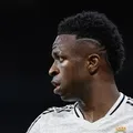 Hamilton e lendas do futebol saem em defesa de Vini Jr. após injúria racial imagem