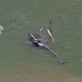 Helicóptero cai no mar em pouso forçado na Praia da Barra da Tijuca imagem