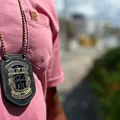 Homem ameaça exterminar família da ex e acaba preso com drogas e dinamite imagem